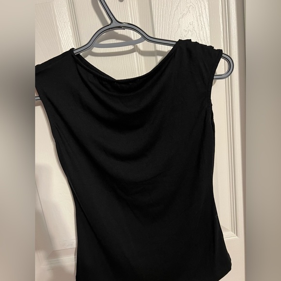 Black thick sleeve tank top with knot at top right - Picture 3 of 4
